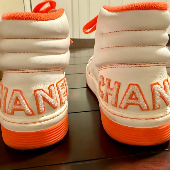 CHANEL MEN'S SIZE 12 HIGH TOP WHITE LEATHER SNEAKER WITH ORANGE SOLE AND TRIM - Picture 4 of 5